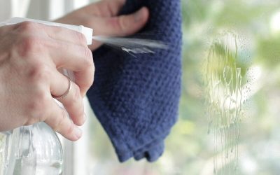 Come pulire i vetri in maniera corretta senza lasciare aloni